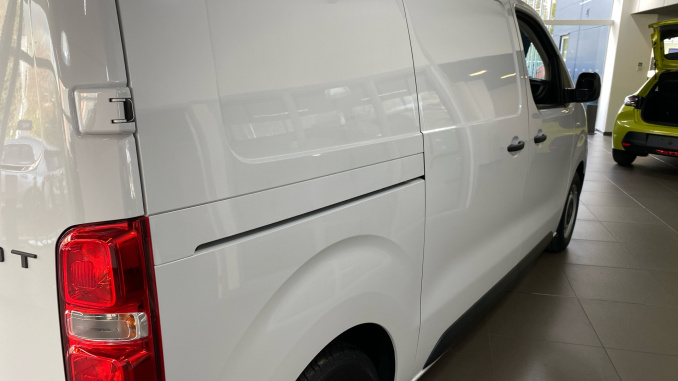Peugeot Expert E-Standard 1000 100kW 75kWh Professional Premium + Van Auto - Image 39